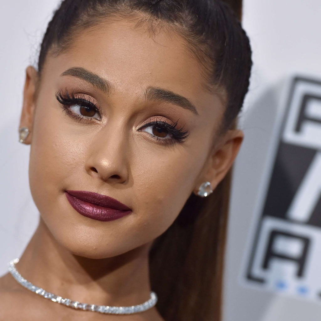 Певица Ариана Гранде лицо крупным планом