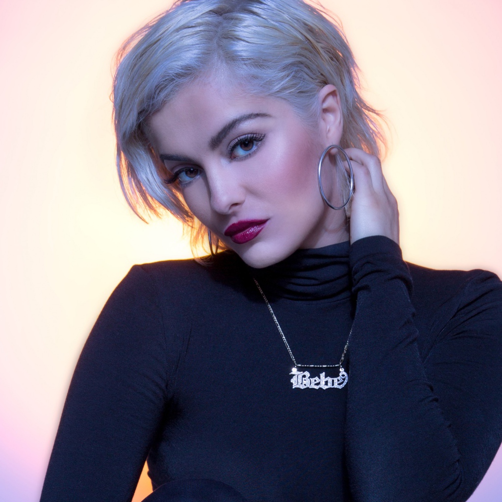 Певица Биби Рекса с украшением на шее