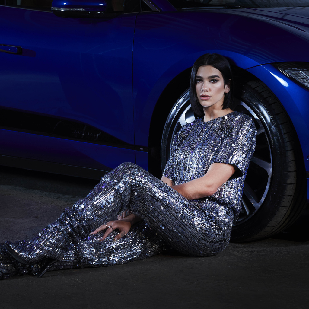 Певица Дуа Липа в блестящем костюме у машины