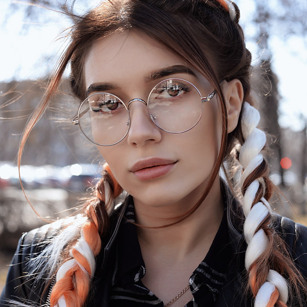 Певица Дуа Липа в очках