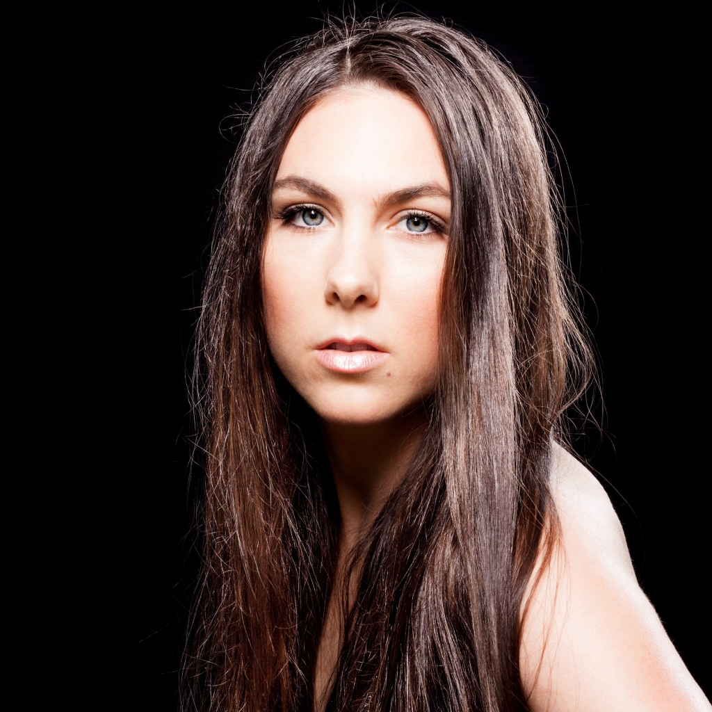 Певица Элиз Рюд фото на черном фоне