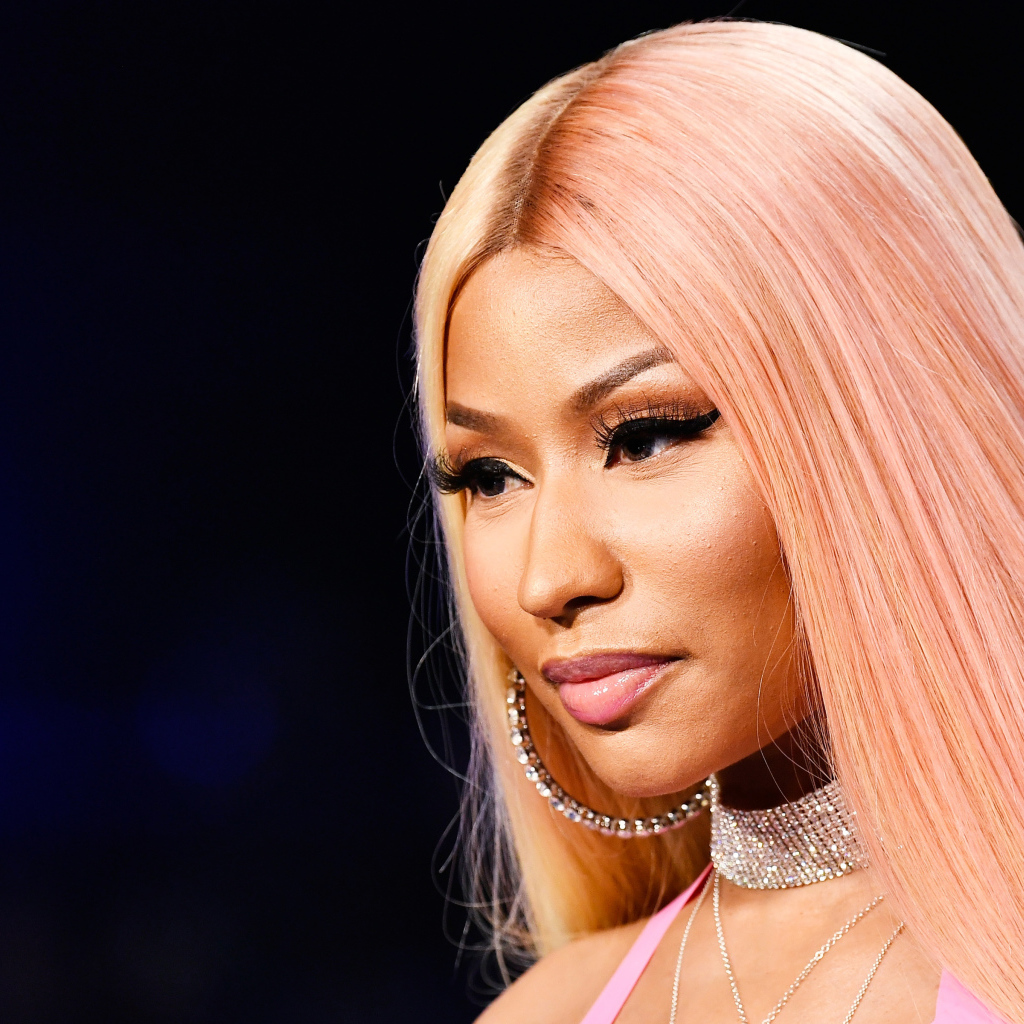 Певица Ники Минаж с розовыми волосами 