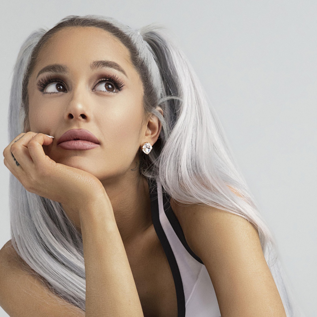 Молодая исполнительница Ариана Гранде задумалась 