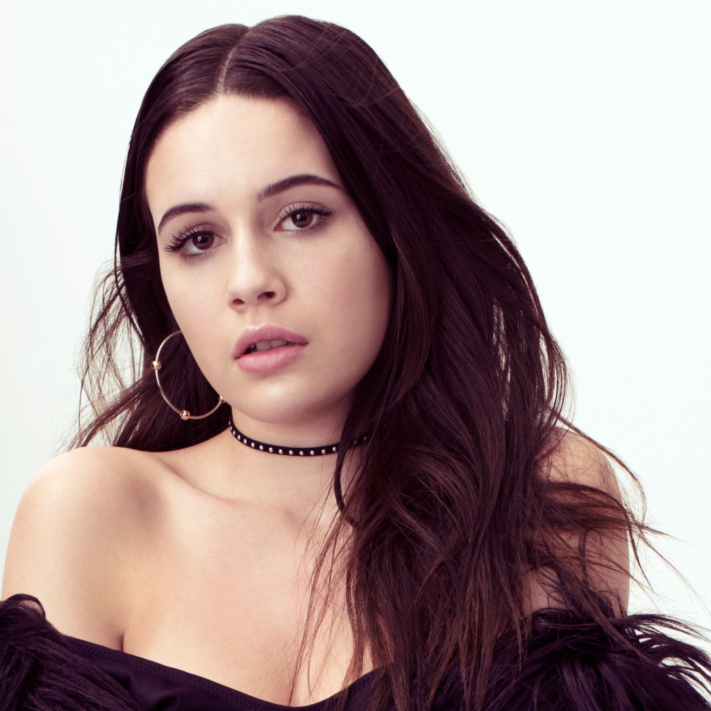 Американская певица Беа Миллер на белом фоне