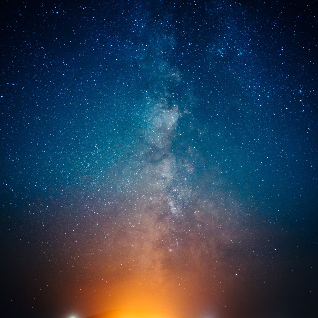 Красивый млечный путь в ночном небе 