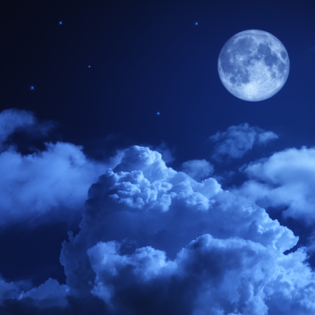 Большая луна на ночном небе с белыми облаками