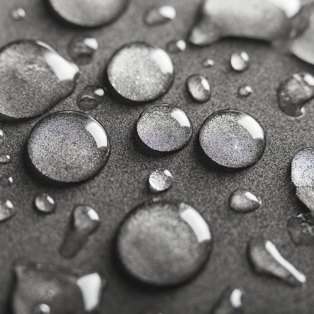 Много капель на сером фоне