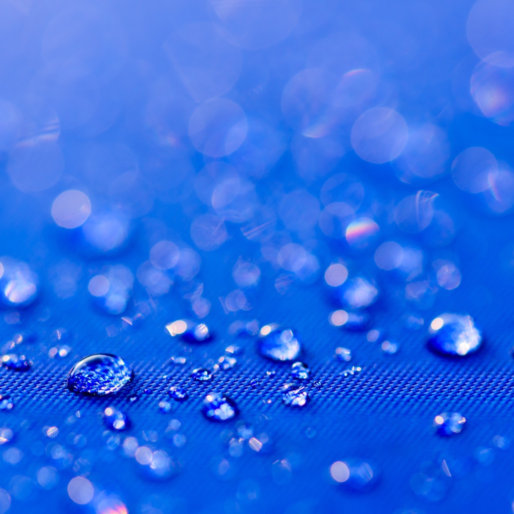 Много капель воды на синем фоне