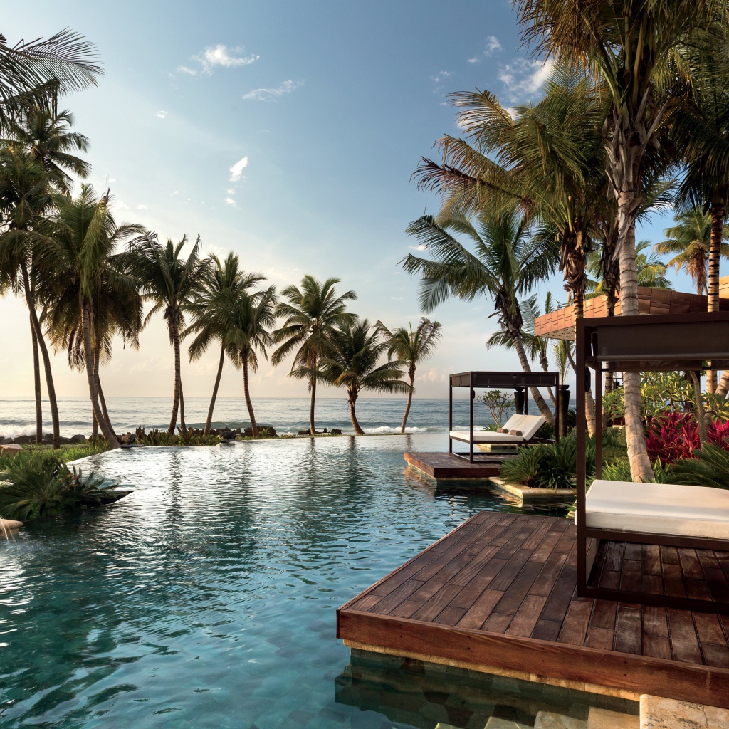 Место для отдыха на тропическом пляже у воды 