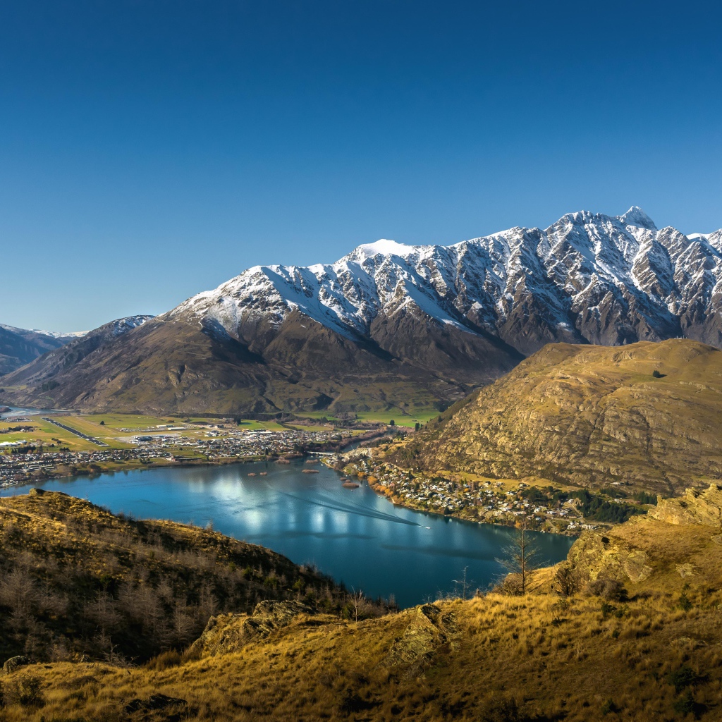 Красивый вид на вершины заснеженных гор и реку