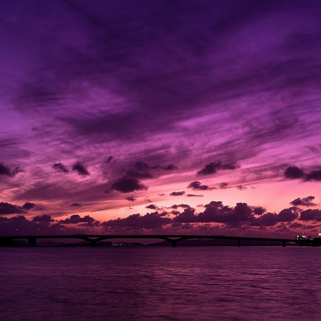 Красивое фиолетовое небо отражается в воде