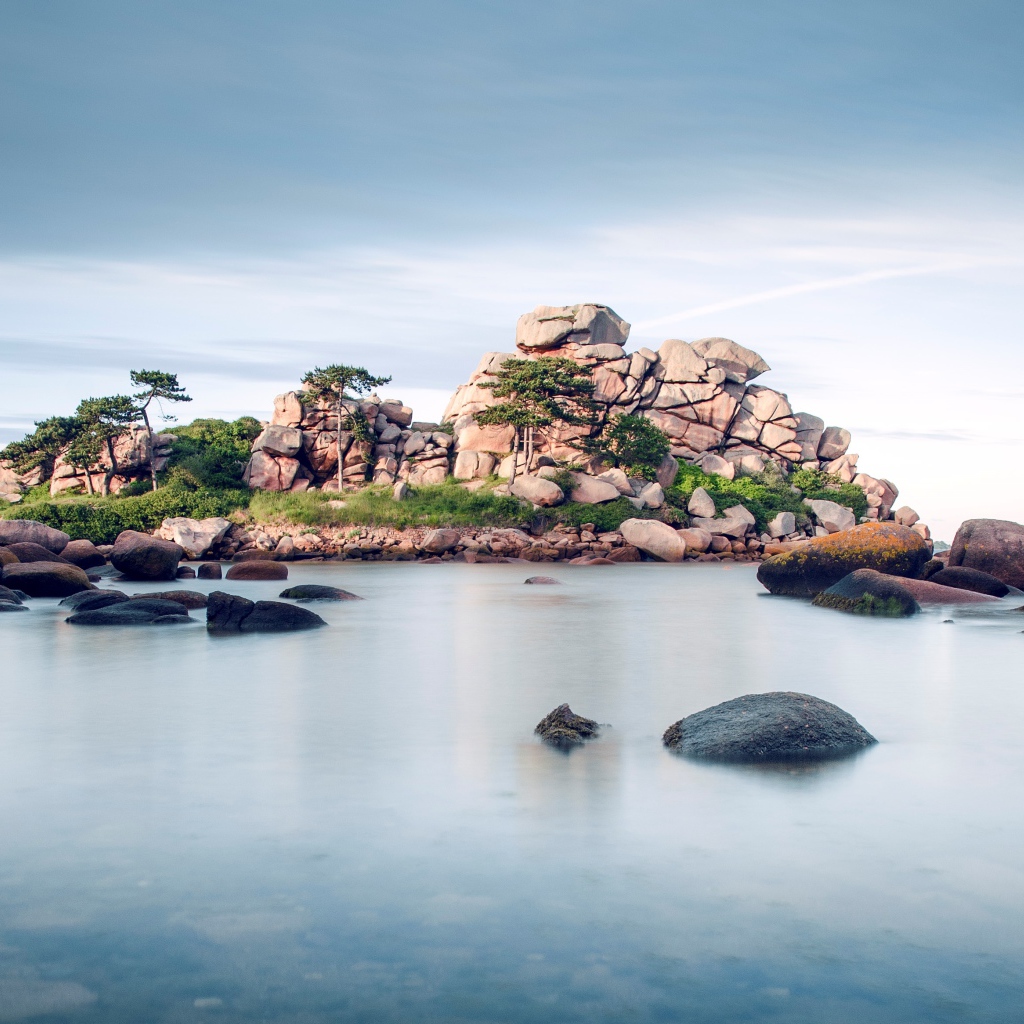 Большие камни в воде у берега