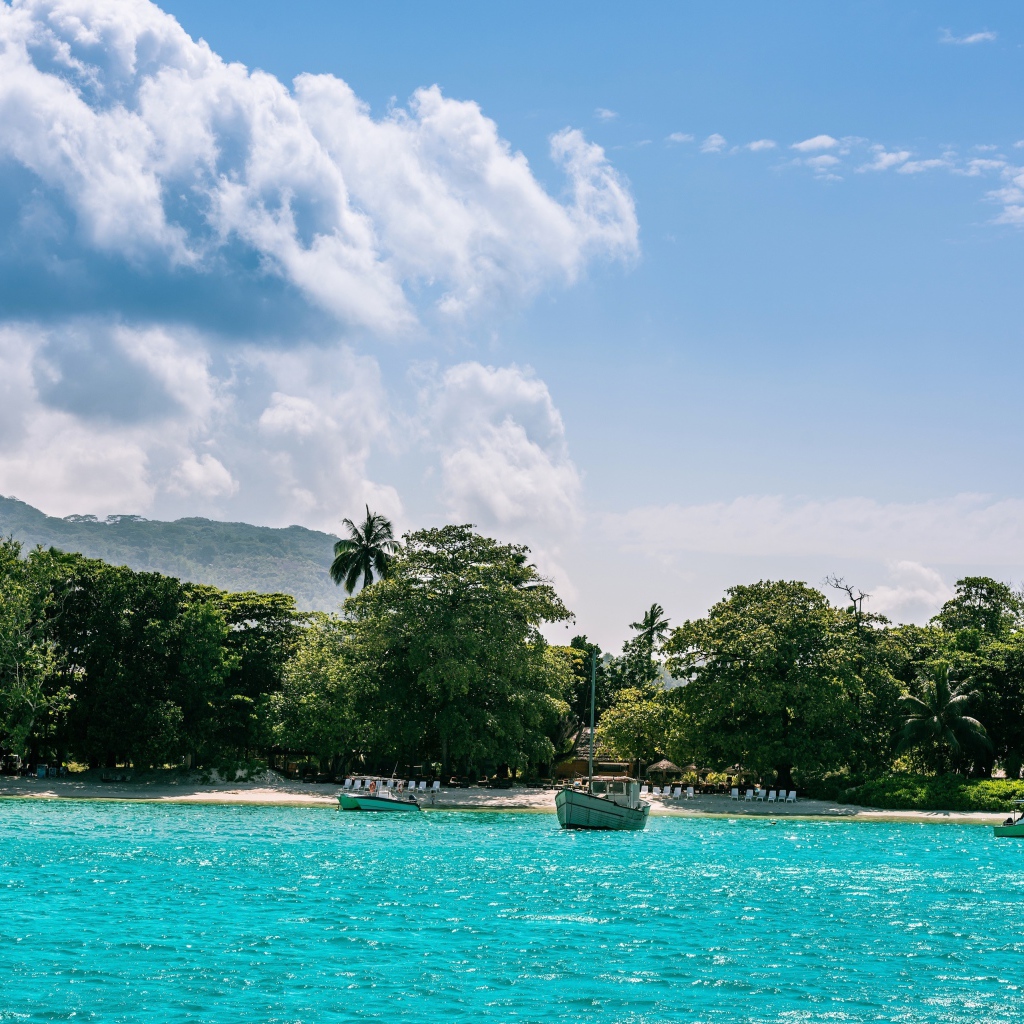 Лодки у берега острова Маэ на Сейшельских островах под красивым небом