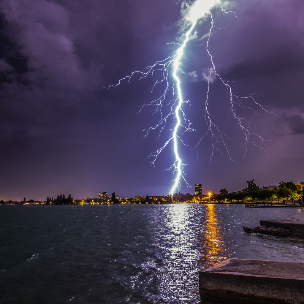 Яркая молния в небе на фоне воды