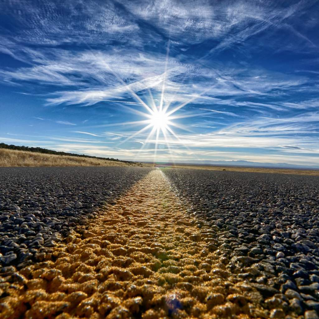 Яркое солнце в голубом небе над трассой