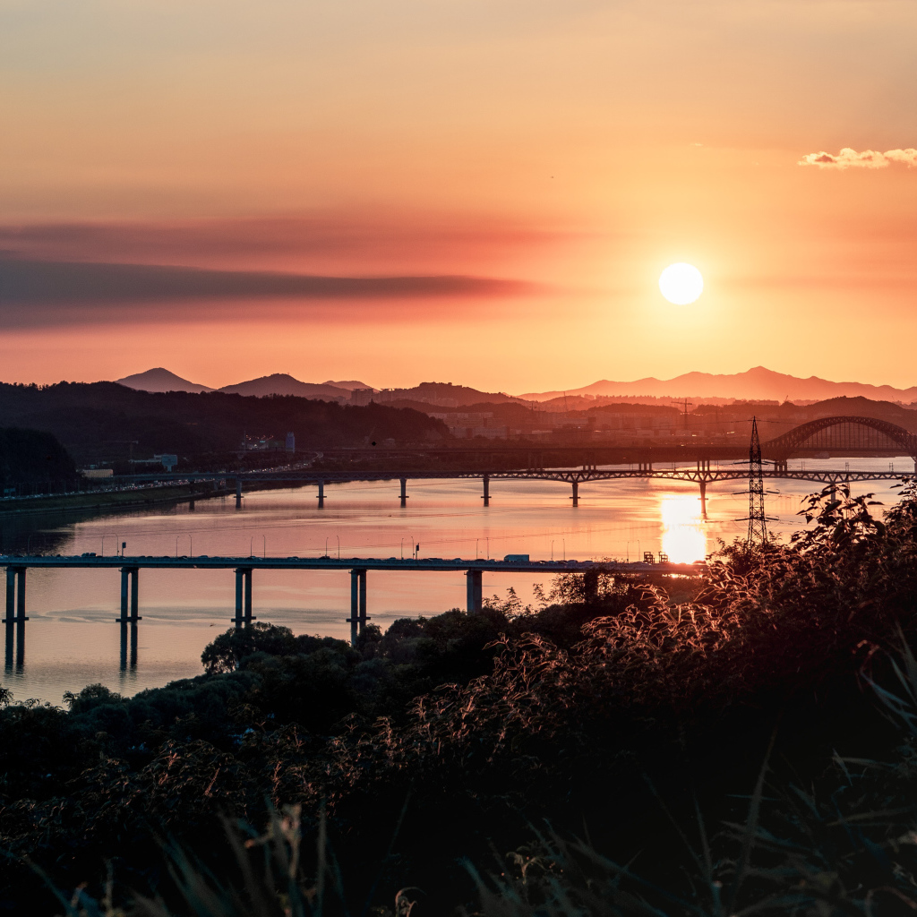 Рассвет над мостами над рекой 