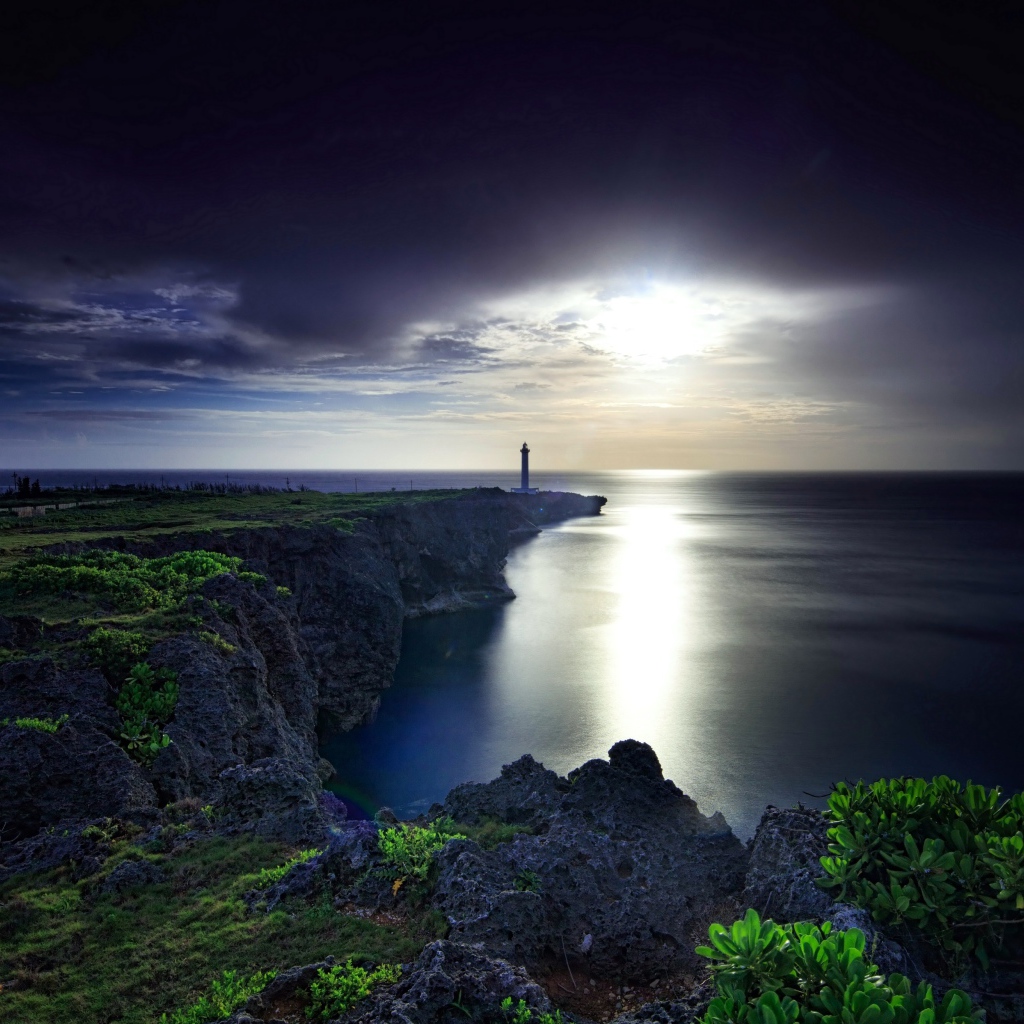 Маяк на побережье под красивым небом на закате солнца