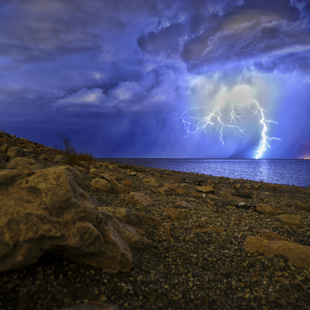 Молния в море пронзает грозовое небо 