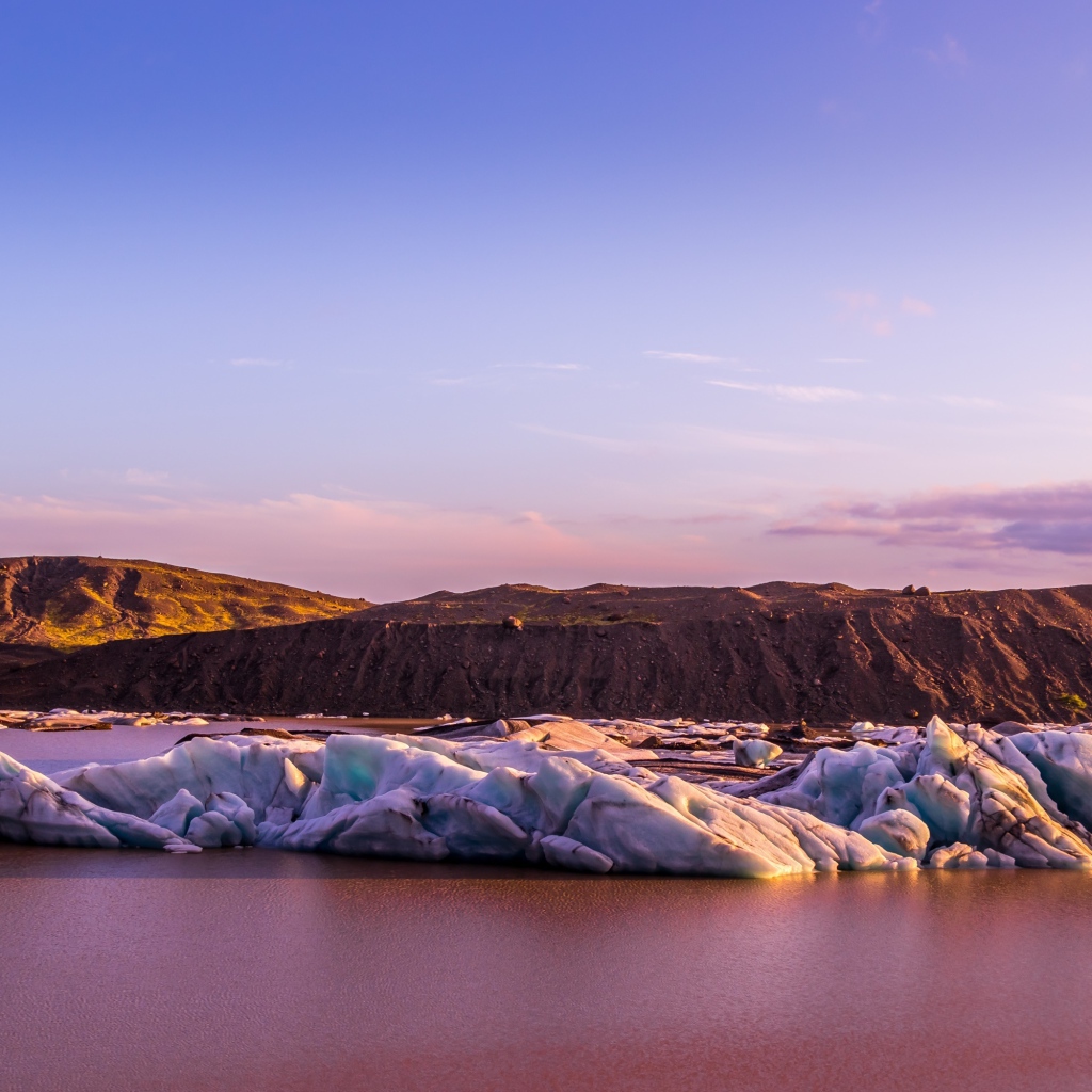 Тающие ледники под красивым сиреневым небом