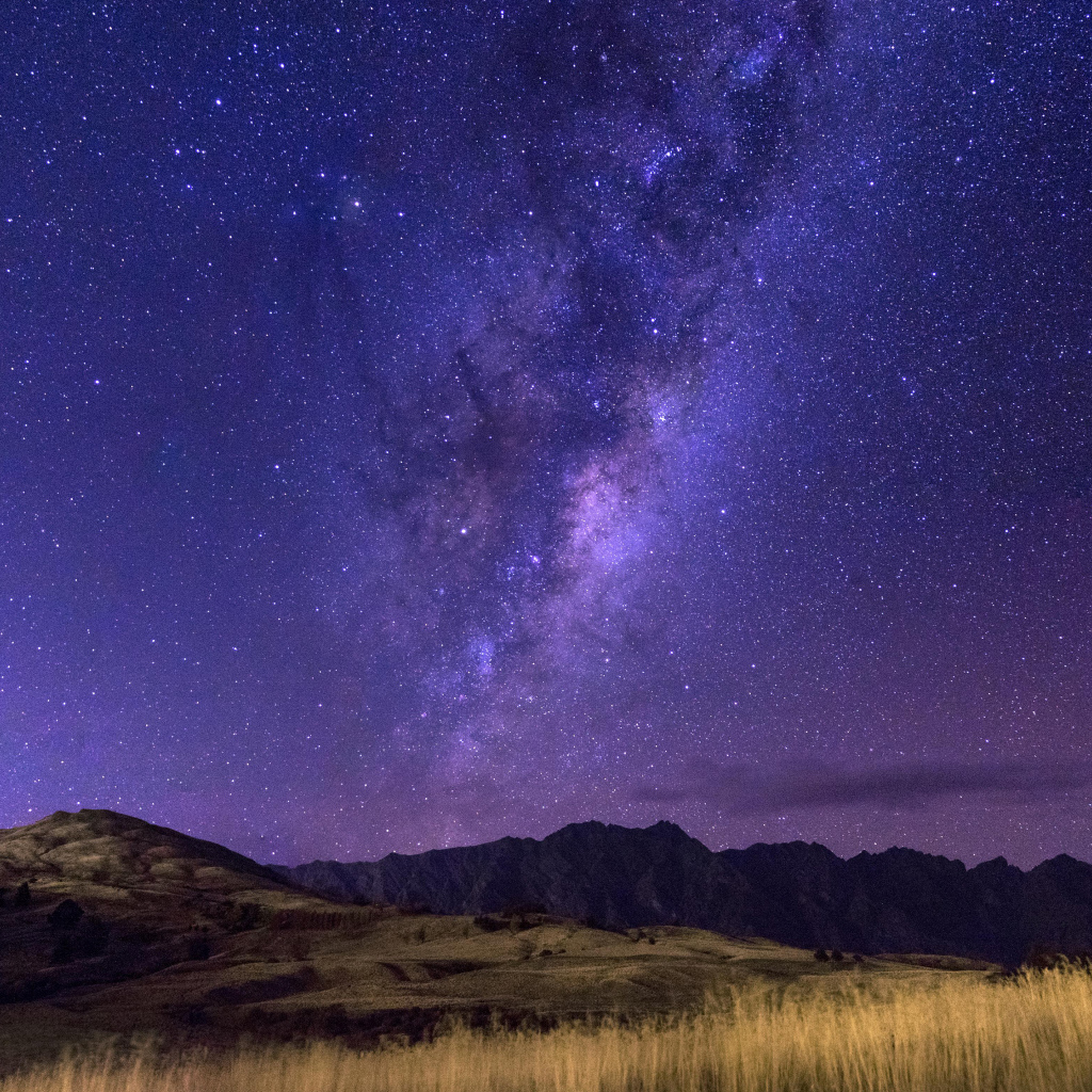 Млечный путь в звездном небе над горами