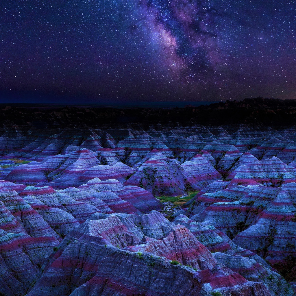 Млечный путь над скалами в национальном парке Бэдлендс, США