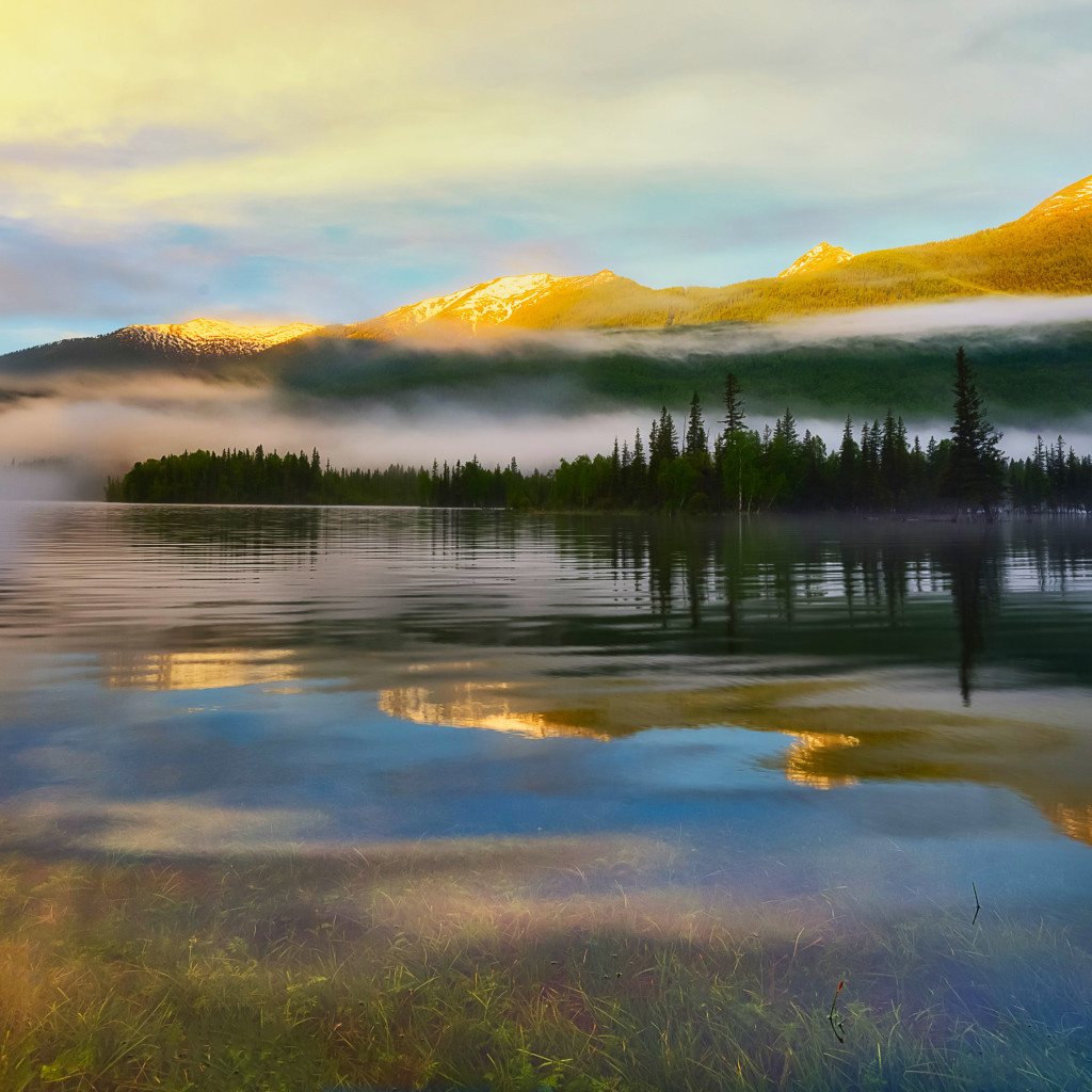 Утренний туман над водой на рассвете в горах 