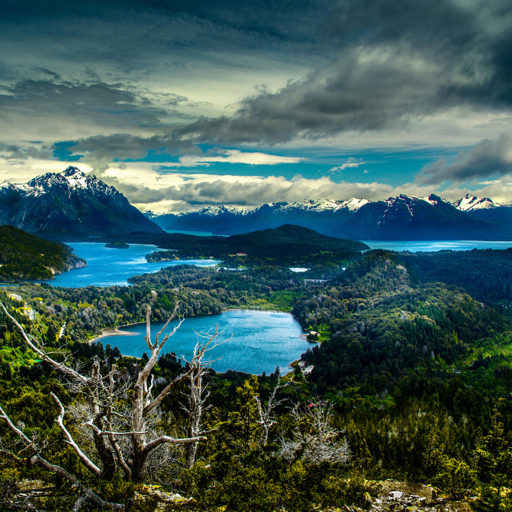 Горы под красивыми облаками в национальном парке, Аргентина