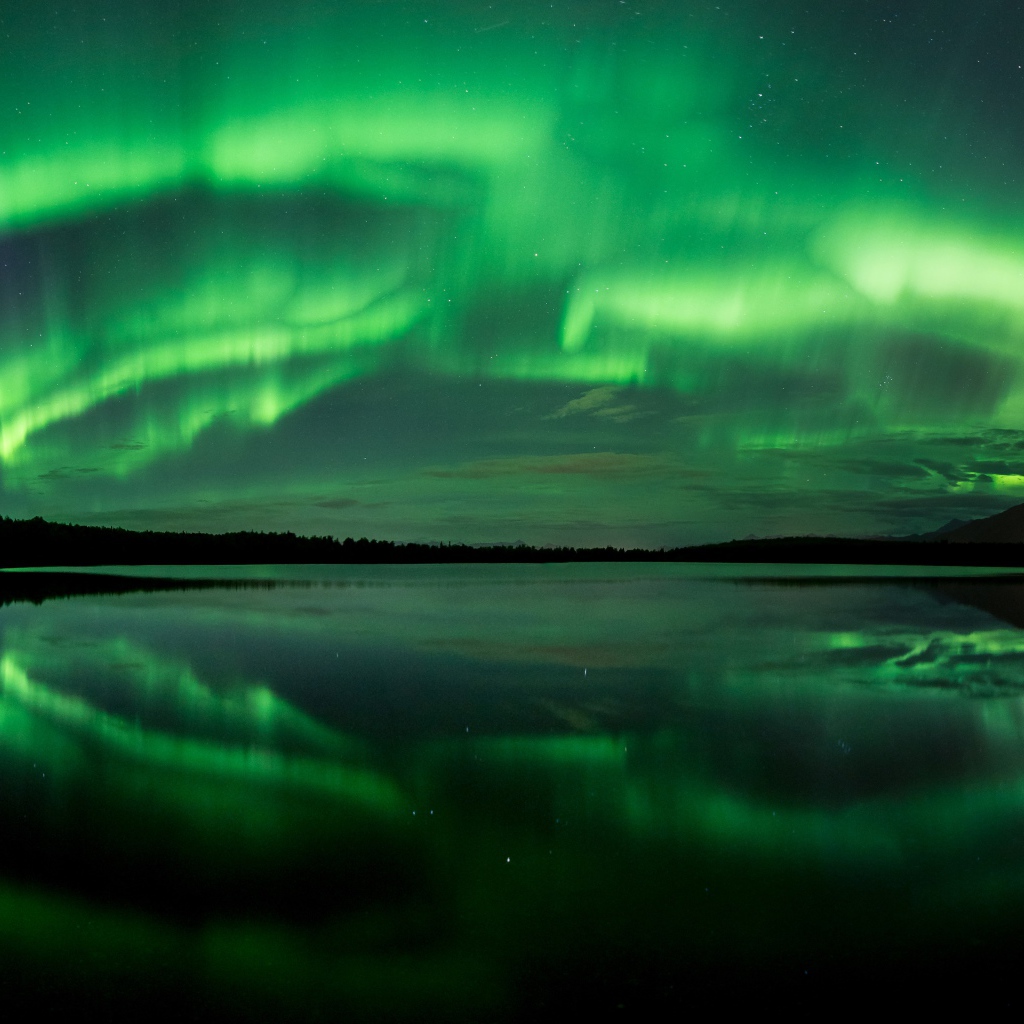Северное сияние над водой