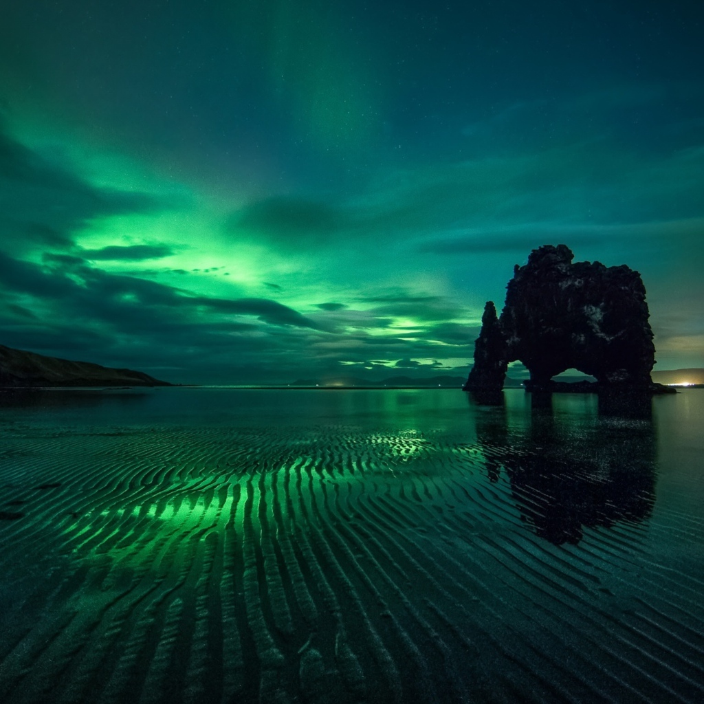 Северное сияние в небе над заливом