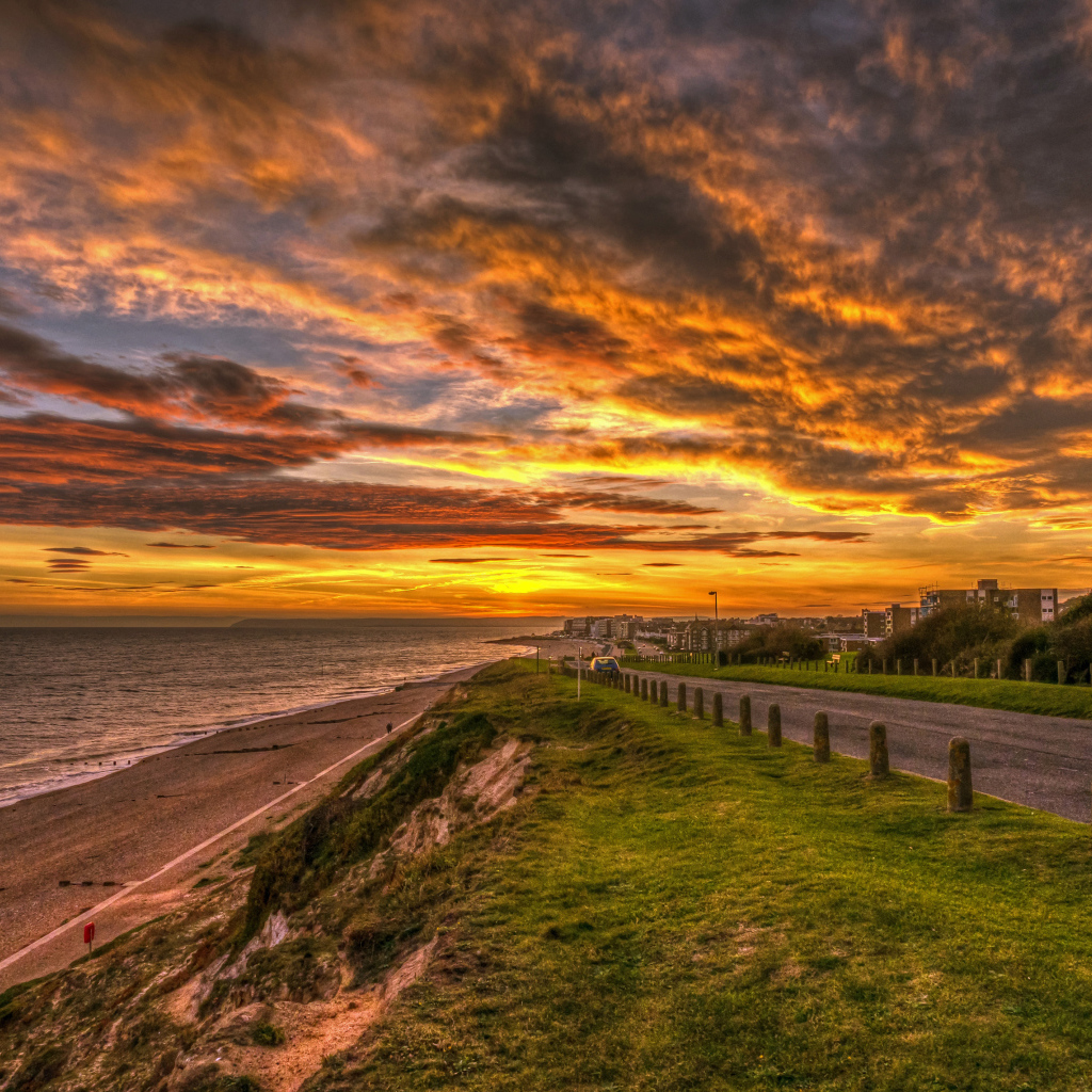 Набережная на закате солнца под красивым небом 