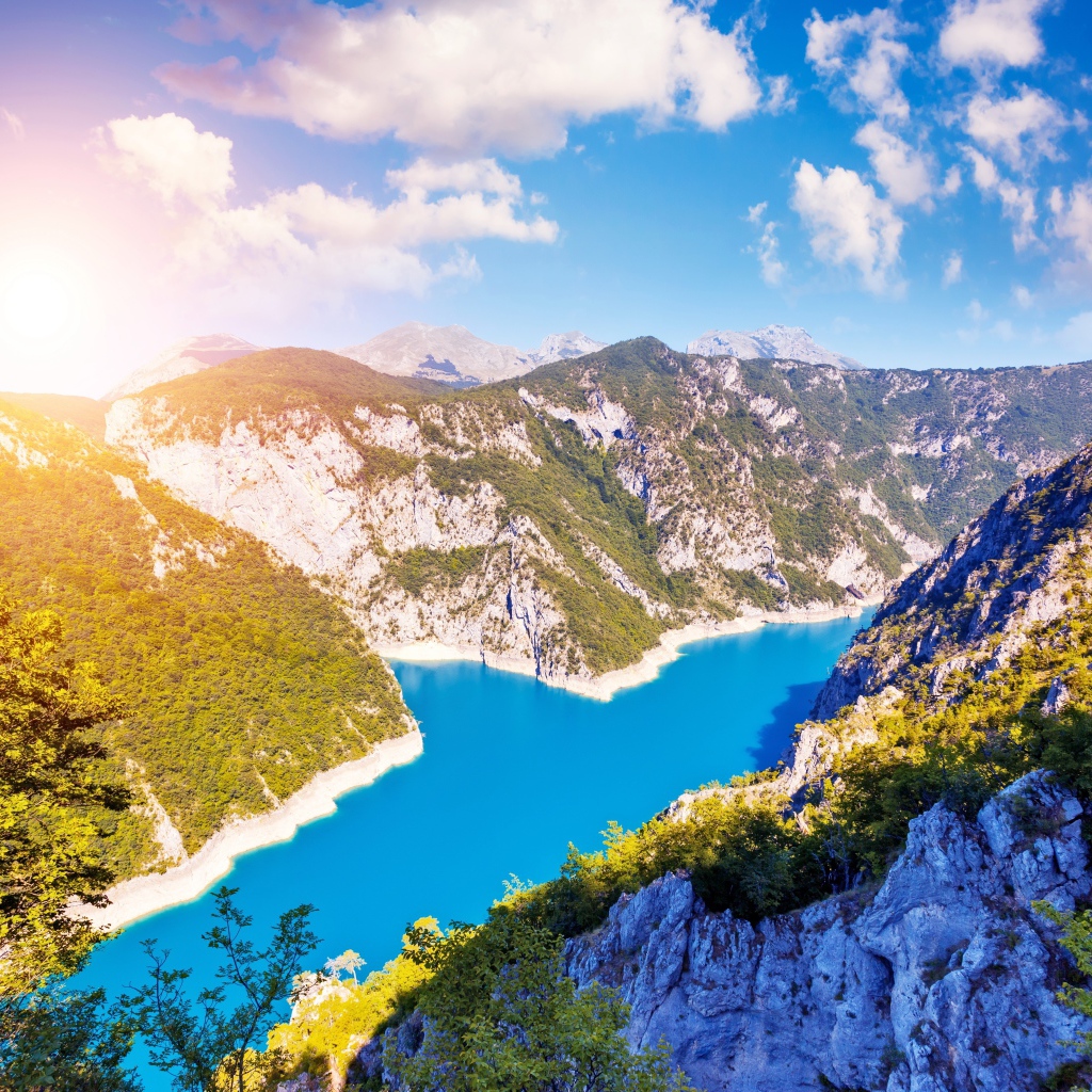 Река в горах под красивым солнечным небом