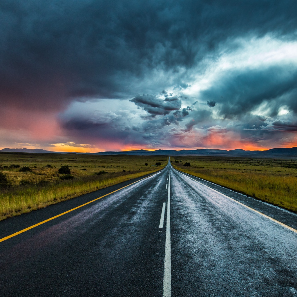 Дорога под красивым пасмурным небом