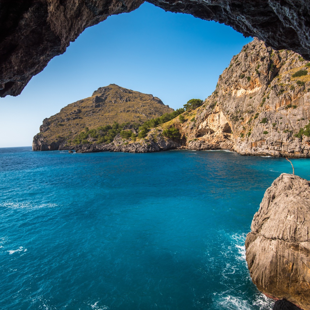 Скалы в морском заливе под голубым небом