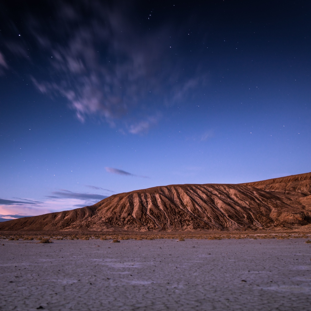Скалы под красивым голубым небом вечером