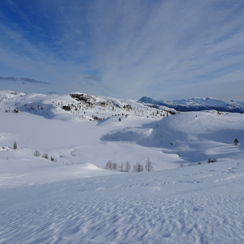 Заснеженные склоны под зимним небом, Норвегия