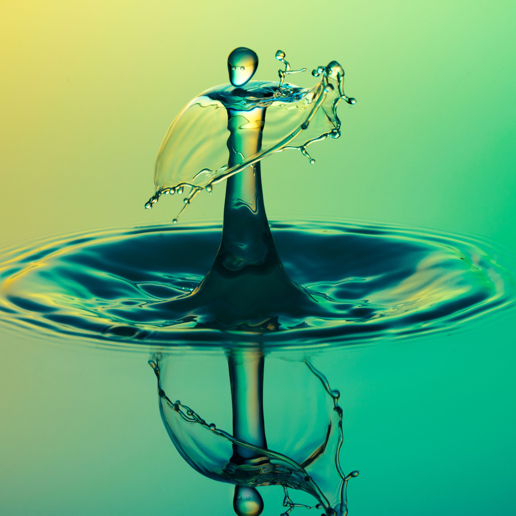 Брызги капли на воде