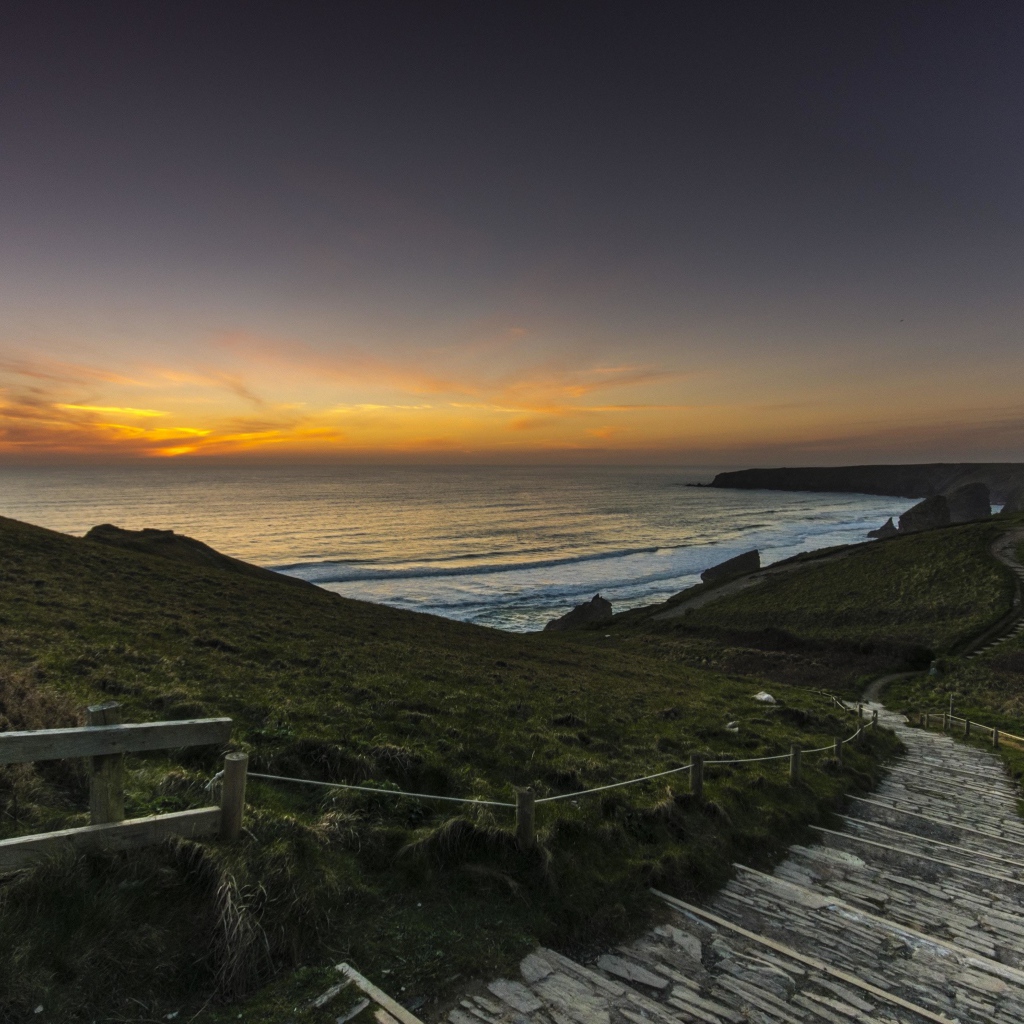 Каменные ступеньки к морю на закате