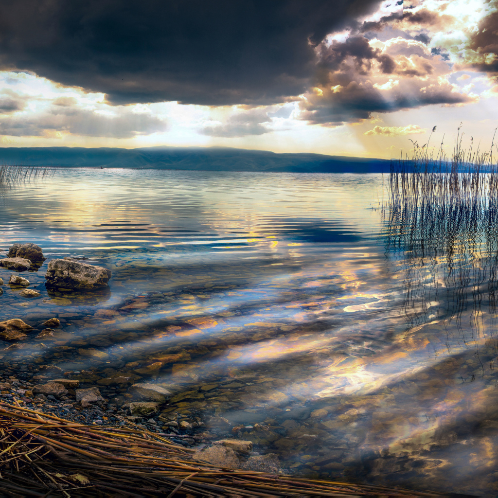 Камни в озере под красивым небом на закате