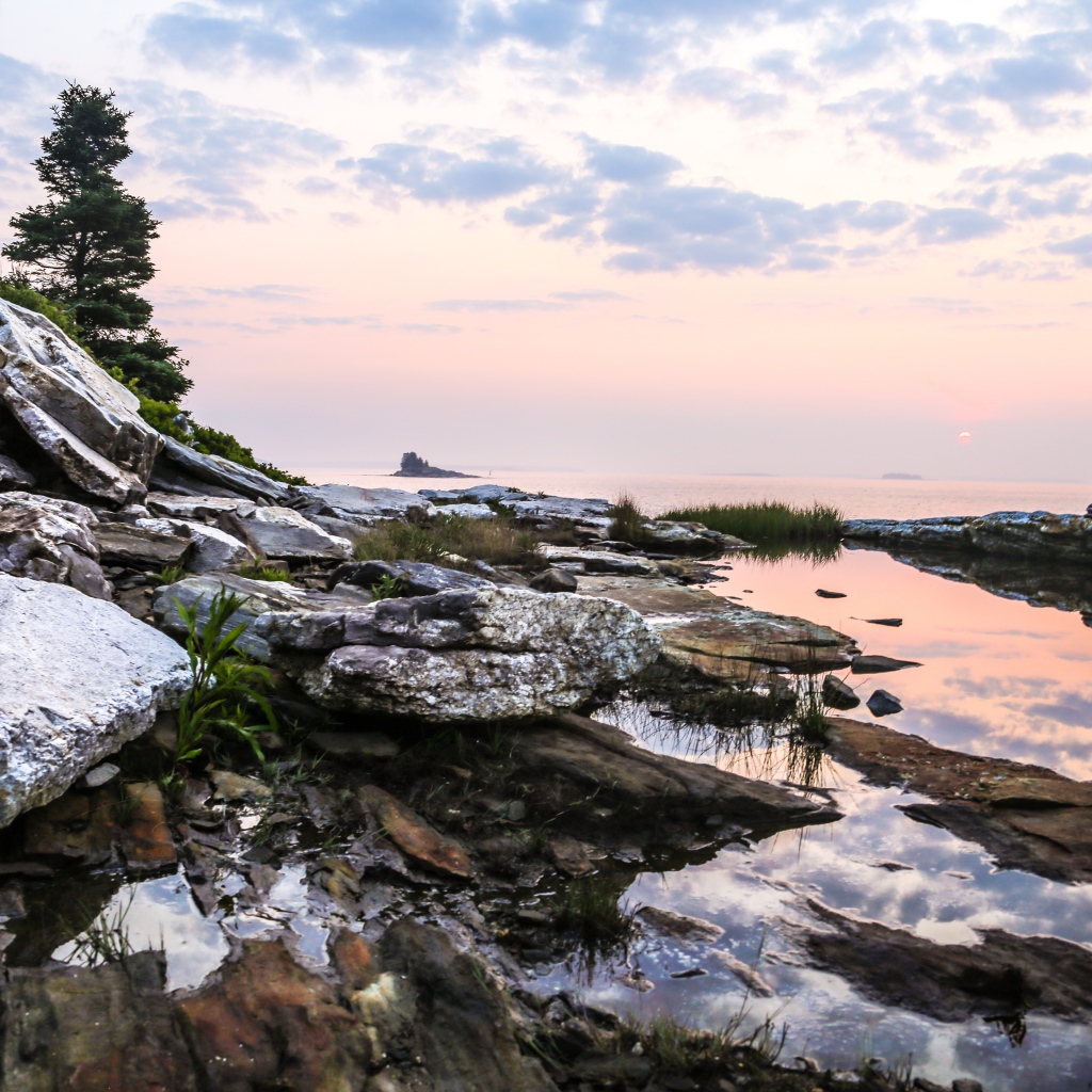 Камни на берегу под красивым небом 