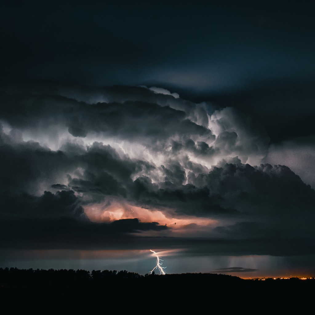 Грозовые облака с молнией в небе вечером