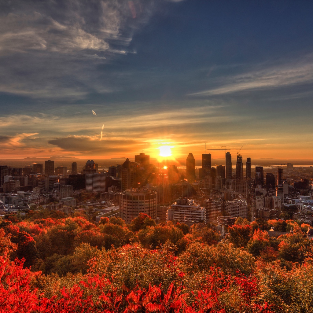 Восход солнца над небоскребами города Монреаль, Канада