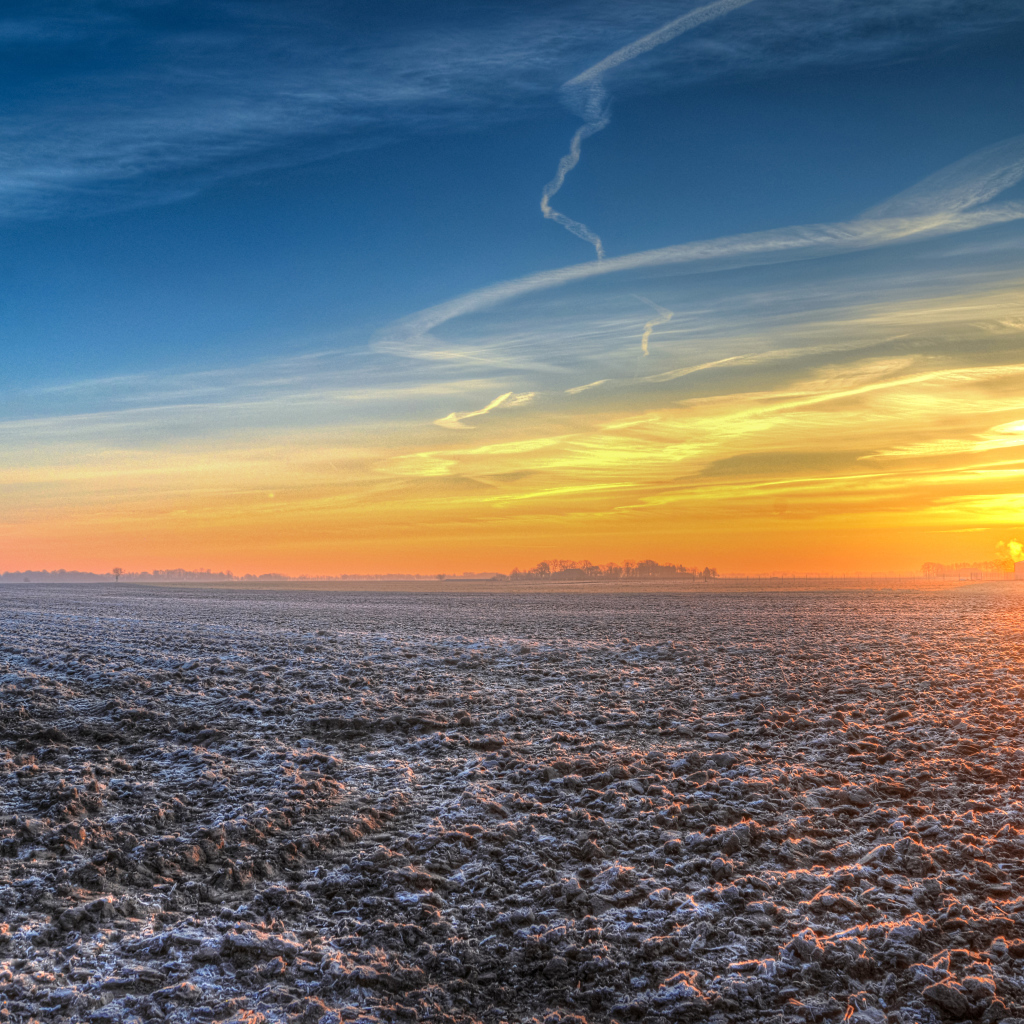 Восход солнца над покрытым инеем полем