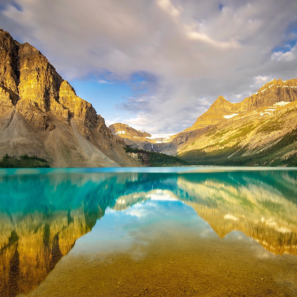 Горы отражаются в чистой воде озера