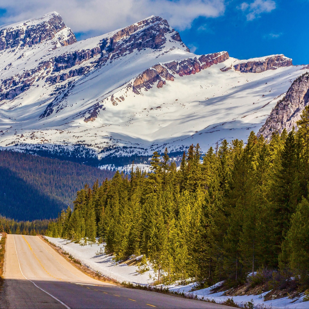 Дорога на фоне заснеженных гор, Национальный парк Банф. Канада