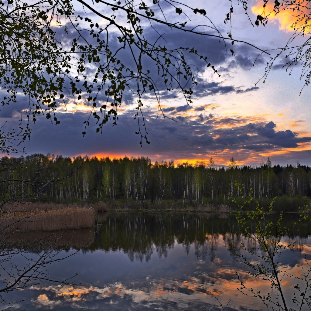 Небо отражается в реке на закате солнца