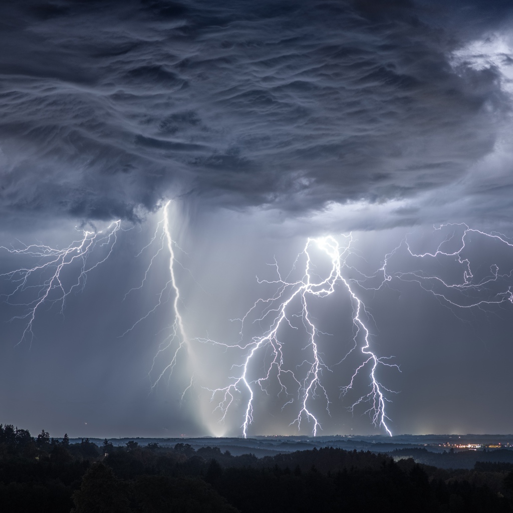 Грозовое небо с молнией над городом