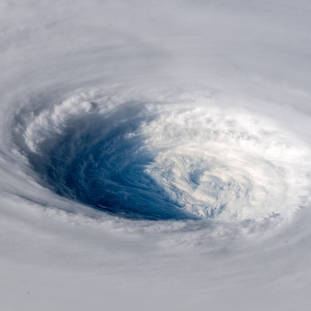 Тропический циклон тайфун в небе