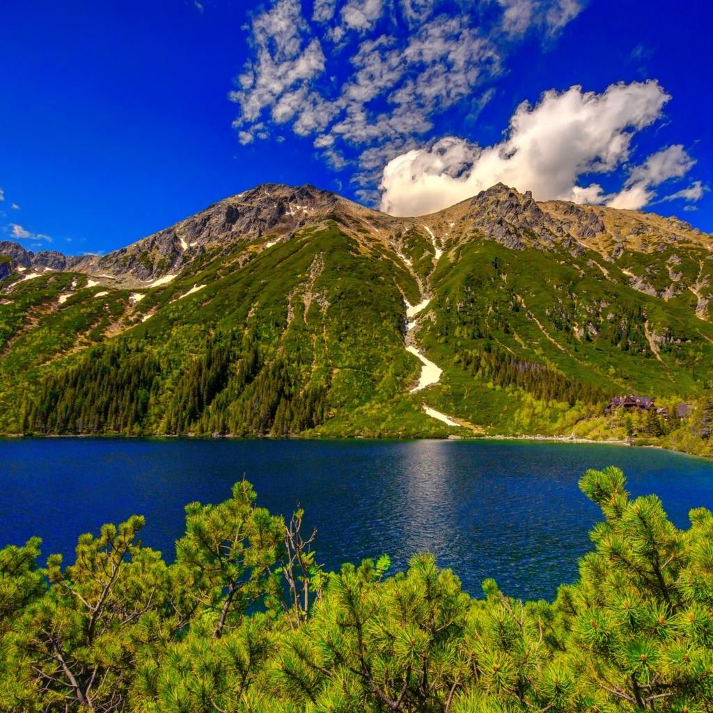 Вид на озеро у горы Татры на фоне красивого голубого неба