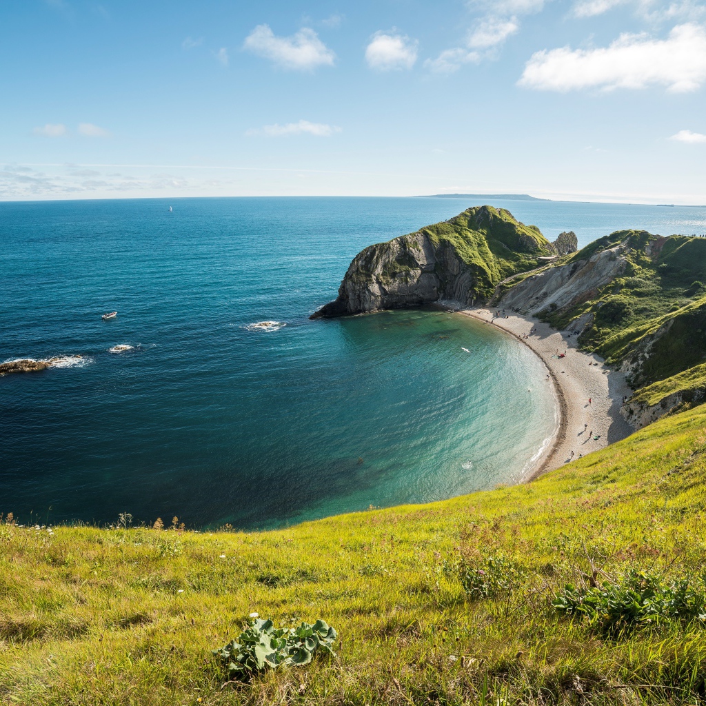 Вид на морской горизонт со скалы покрытой травой