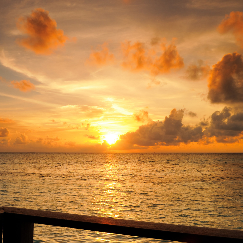 Вид на закат солнца в море, Мальдивы